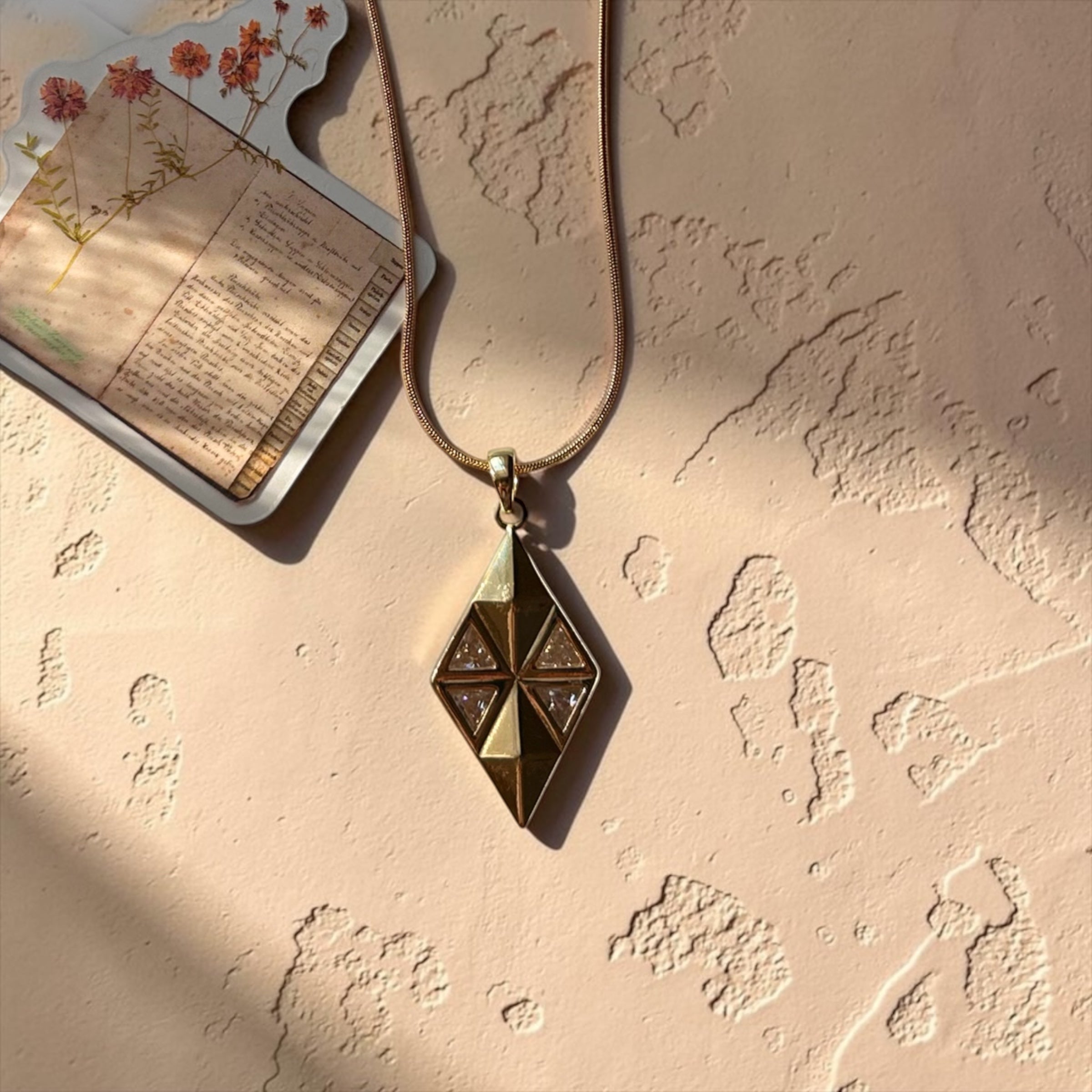 Çelik Kristal Lena Üçgen Kolye