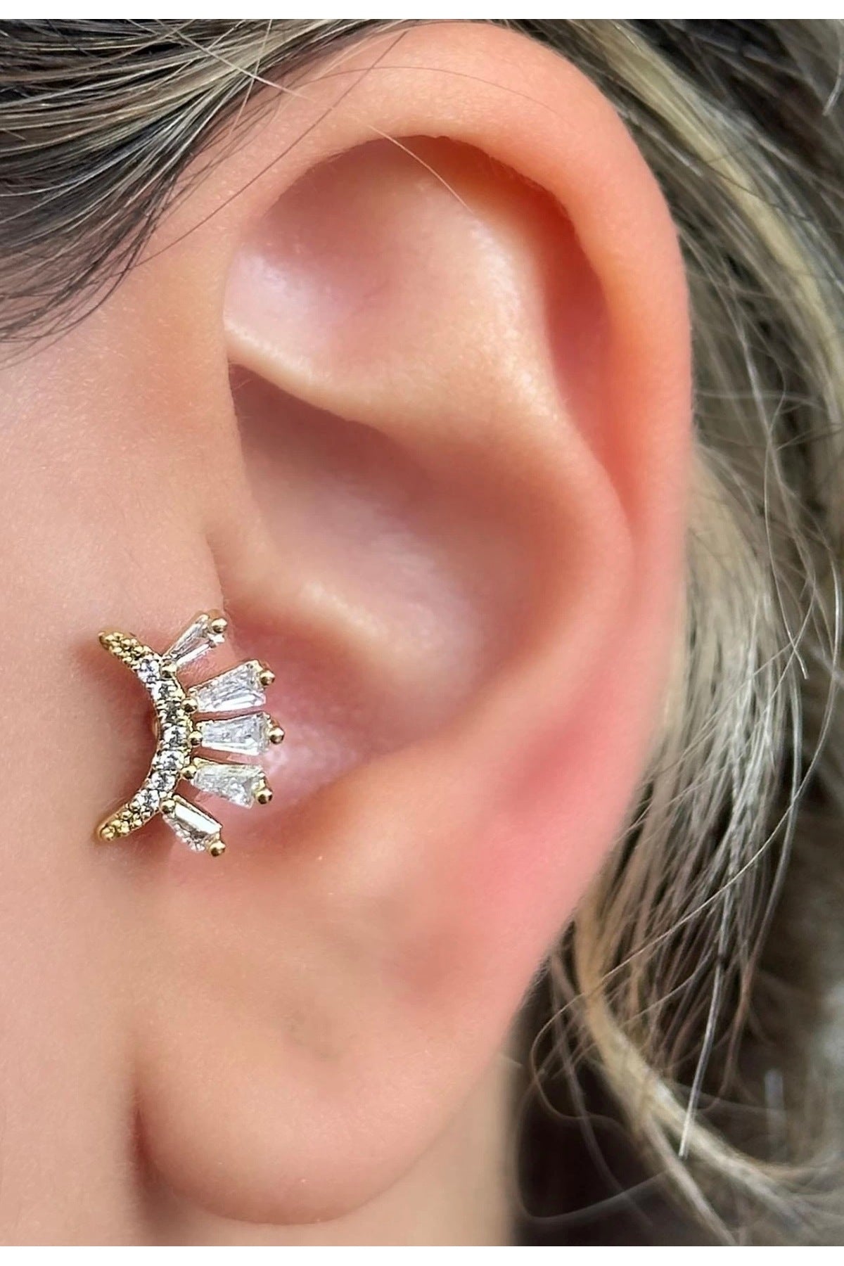 Altın Renk Zirıon Taşlı Çelik Tragus Küpe  Işıltılı Taşlı Piercing Küpe