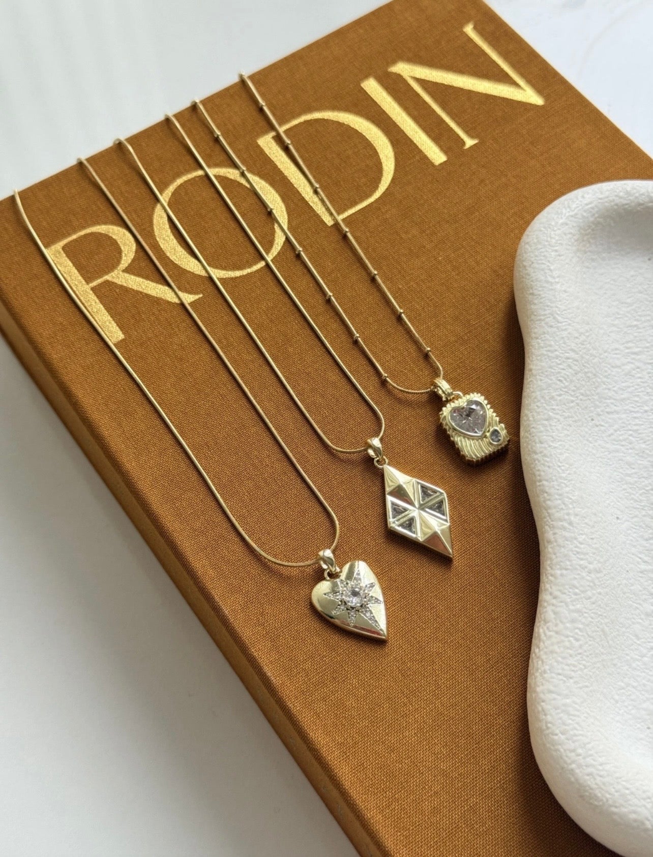 Çelik Kristal Lena Üçgen Kolye